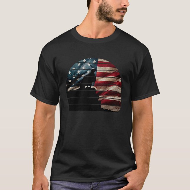 Camiseta Retro sunset bald eagle standing on cliff American (Anverso)