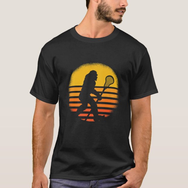Camiseta Retro Sunset Bigfoot Lacrosse Stick Hombres Adoles (Anverso)