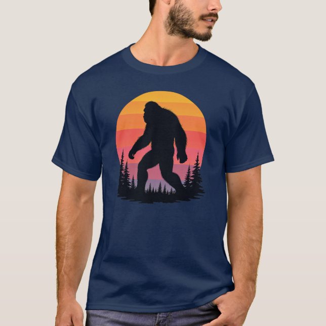 Camiseta Retro Sunset Bigfoot T-Shirt | Vintage Sasquatch (Anverso)