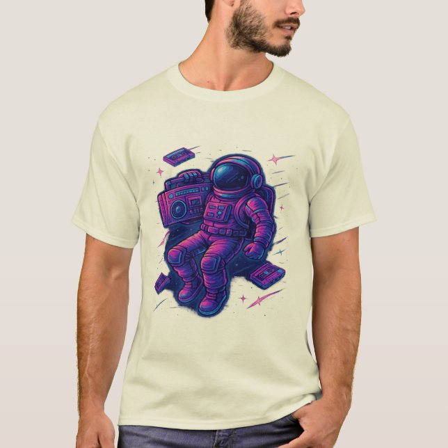Camiseta Retro Synthwave Astronaut with Boombox – 80s Space (Anverso)