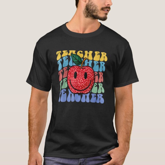 Camiseta Retro Teacher Apple Leopard Groovy Back To School  (Anverso)