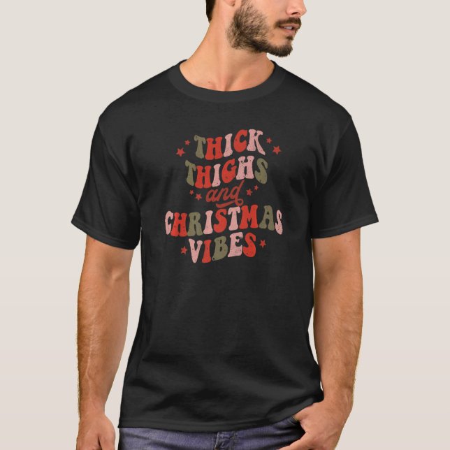 Camiseta Retro Thick Thighs And Christmas Vibes Groovy Chri (Anverso)