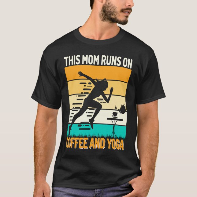 Camiseta Retro This Mom Runs on Coffee and Yoga Apparel  Yo (Anverso)