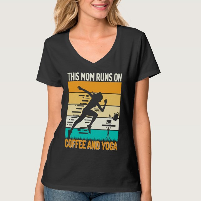 Camiseta Retro This Mom Runs on Coffee and Yoga Apparel  Yo (Anverso)