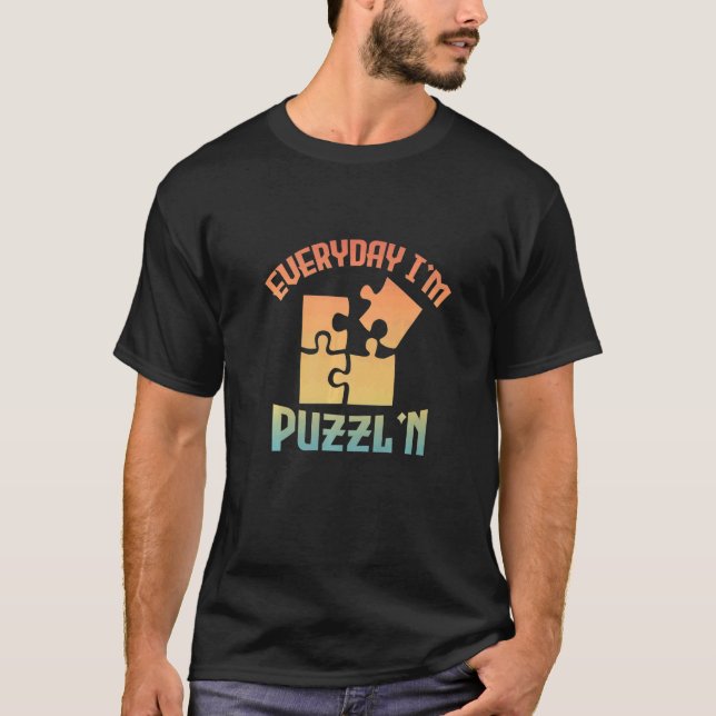 Camiseta Retro Todos Los Días Soy Puzzl'n Jigsaw Puzzle Mas (Anverso)