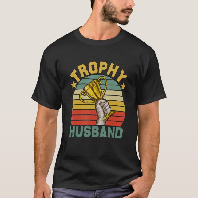 Camiseta Retro Trophy Spouse Husband Funny Cool Father Dad  (Anverso)