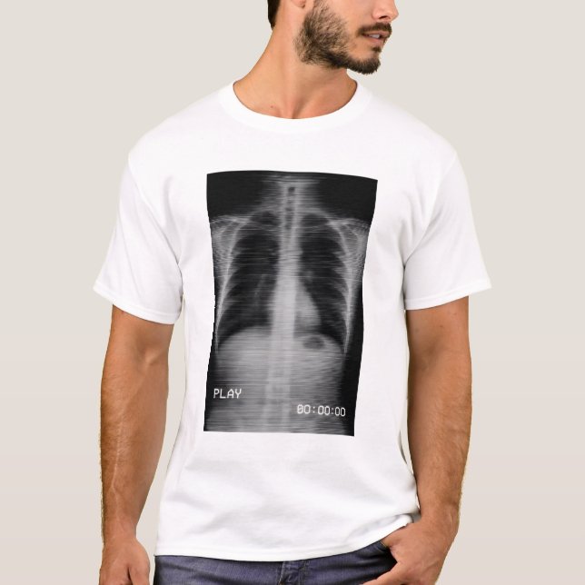 Camiseta “Retro VHS X-Ray” Old-school chest X-ray with VHS  (Anverso)