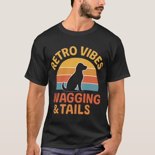 Camiseta Retro Vibes, Wagging & Tails (Anverso)