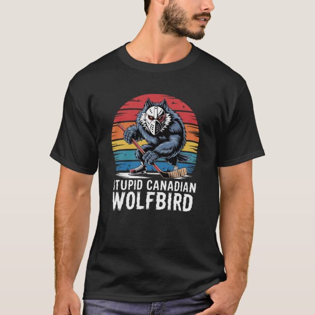 Camiseta Retro Wildlife Humor – Stupid Canadian Wolf Bird (Anverso)
