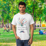 Camiseta Reunión de familia de árbol familiar personalizada<br><div class="desc">Esta elegante camiseta del hombre de la Reunión Familiar presenta un colorido árbol familiar de mosaicos. Personalizable fácil con el nombre de su familia y el año de su reunión. Porque creamos nuestra propia obra de arte no encontrarás esta imagen exacta de otros diseñadores. Original Mosaico © Michele Davies.</div>