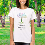 Camiseta Reunión de familia de árbol familiar personalizada<br><div class="desc">Esta camiseta única de la Reunión de la Familia está decorada con un árbol de la familia de las acuarelas y una tipografía de escritura elegante. Personalizable fácil. A medida que creamos nuestra obra de arte no encontrarás esta imagen exacta de otros diseñadores. Acuarela original © Michele Davies.</div>