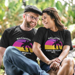 Camiseta Reunión de la familia de la playa Personalizado co<br><div class="desc">Camisetas de vacaciones de verano de Guay para que una familia se ponga en un crucero por la isla. Cuenta con una bonita palmera frente a la puesta de sol de una playa rosa bonito y violeta. Un buen personalizado se encarga de su viaje de verano a la costa. Divertidos...</div>