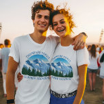 Camiseta Reunión de la familia Guay personalizado Colorado<br><div class="desc">Camisetas familiares personalizadas para su viaje de verano o escapada de esquí de otoño a las montañas de Colorado o una hermosa cabaña en el bosque. Este fresco árbol femenino cuenta con un dibujo de bonito de montañas nevadas frente a los abetos verdes. Una gran camiseta natural para una familia...</div>