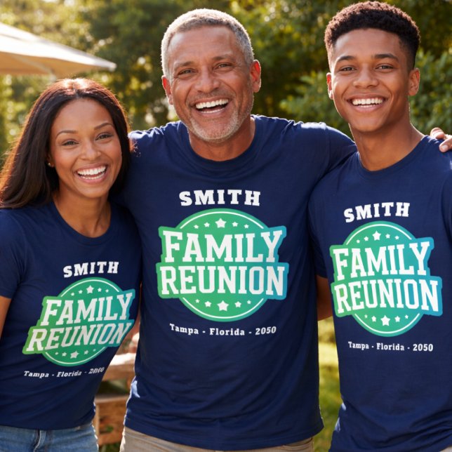 Camiseta Reunión Familiar  (Cousin Crew - Family Reunion - Matching Shirts. Modern logo style with family name. Vacation time)
