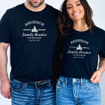 Camiseta Reunión o viaje de familiares retro | Pinos Rústic<br><div class="desc">Perfecto para tu próxima reunión familiar o para reunirte. Este diseño de estilo retro incluye un logotipo blanco con 3 pinos y su nombre. Personalice más adelante con 3 líneas de texto personalizado - añádase "Reunión familiar, viaje familiar, ubicación, fecha o eliminación. Un placer para una reunión en el lago,...</div>