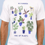 Camiseta Rey de plantas personalizado<br><div class="desc">Perfecto para cualquier persona con dedos o pulgares verdes, este diseño personalizado del Rey de las Plantas presenta un divertido patrón de plantas domésticas, con cactus coloridos, suculentos y otras plantas en macetas de plantas azul marino y cobalto. Ideal para cualquier jardinero o persona de planta. Cambie el nombre y...</div>