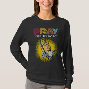 Camiseta Reza el Rosario Tipografía Retro Manos en Oración