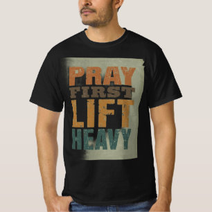 Camiseta Rezar Primero Levantar Pesado – Mo de Apt
