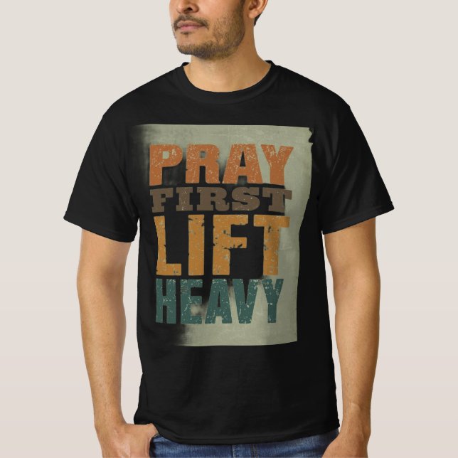 Camiseta Rezar Primero Levantar Pesado – Mo de Apt (Anverso)