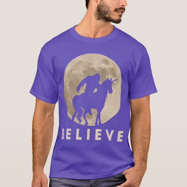 Camiseta Riding a Unicorn Against a Full Moon (Anverso)