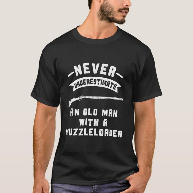Camiseta Rifle nublador nunca subestimar el viejo bozal (Anverso)