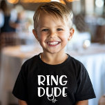 Camiseta Ring Dude Ring Bear<br><div class="desc">¡Prepárate para el gran día con esta adorable camiseta de "Ring Dude"! Este tee divertido y elegante es perfecto para los niños que están emocionados por jugar un papel importante en la ceremonia de boda. El lindo diseño incluye las palabras "Ring Dude" (Amigo del Anillo) y un par de anillos,...</div>
