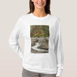 Camiseta Río Swift en cascada a través de rocas, blanco