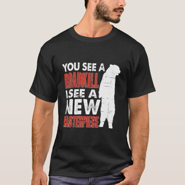 Camiseta Road I See A New Masterpiece Hunter Taxidermist (Anverso)