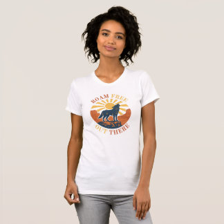 Camiseta Roam Free Out There – Vintage Desert Wolf Graphic