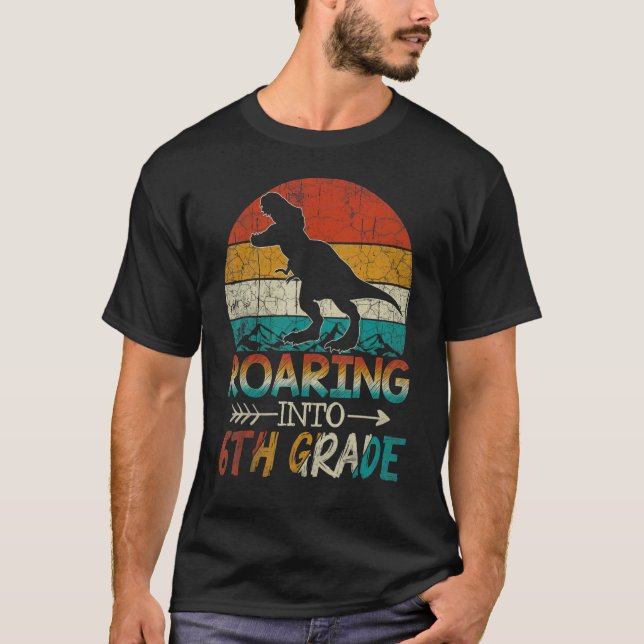 Camiseta Roaring Dinosaur De 6º Grado Regresa A La Casa De  (Anverso)