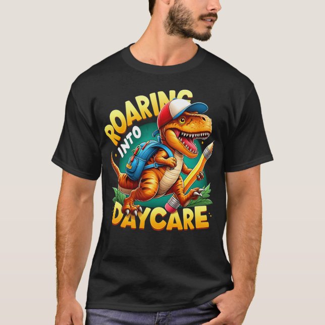 Camiseta Roaring Into Daycare First Day of Daycare T-Rex Di (Anverso)