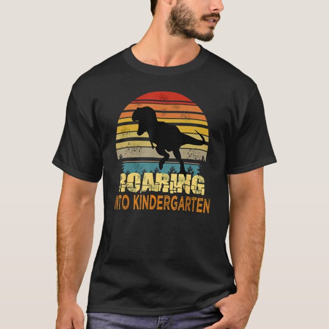 Camiseta Roaring Into Kindergarten Dinosaur 1st Day Back To (Anverso)