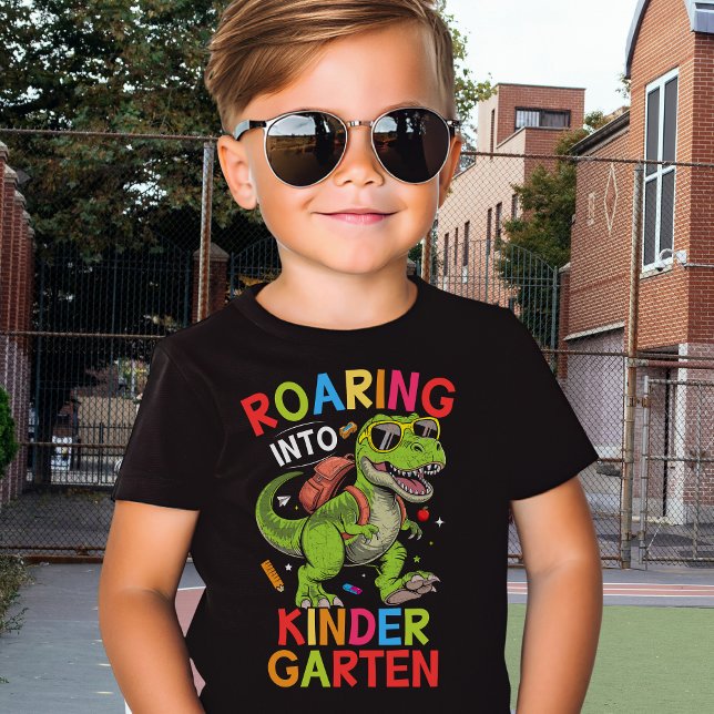 Camiseta Roaring into Kindergarten Dinosaur – School (Subido por el creador)
