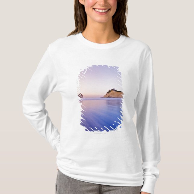 Camiseta Roca del Haystack en las ondas azules borrosas (Anverso)