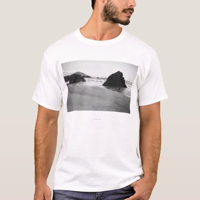 Camiseta Rocas a lo largo de la playa en el puerto Orford, (Anverso)