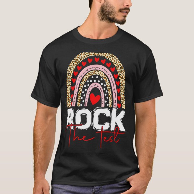Camiseta Rock The Test Day Teacher Rainbow Leopard Tes (Anverso)