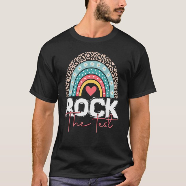 Camiseta Rock The Test Day Teacher Rainbow Leopard Tes (Anverso)