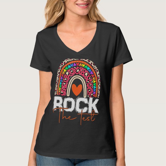 Camiseta Rock The Test Day Teacher Rainbow Leopard Tes (Anverso)