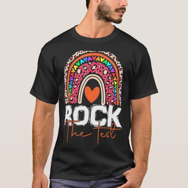 Camiseta Rock The Test Day Teacher Rainbow Leopard Tes (Anverso)