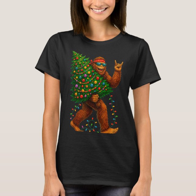 Camiseta Rockin Christmas Bigfoot Carrying Tree Fun Xmas Ro (Anverso)