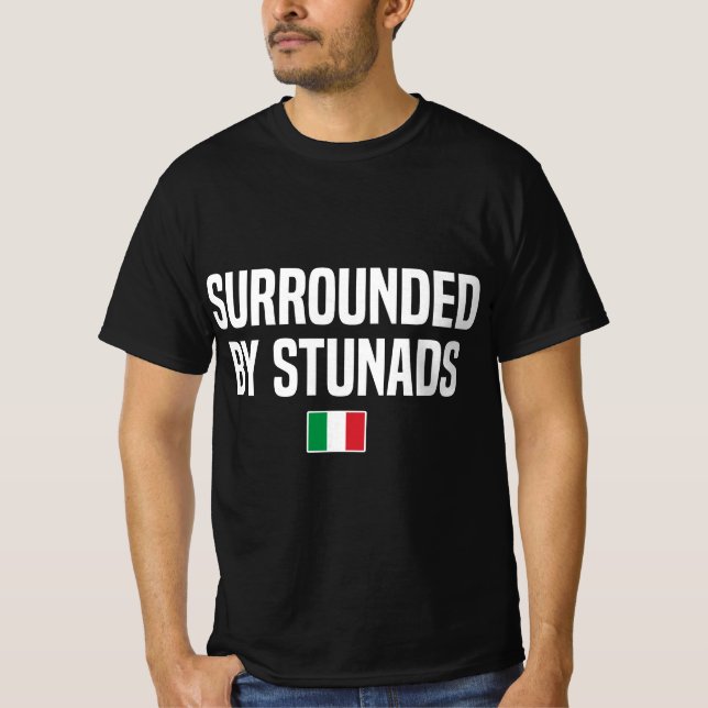 Camiseta Rodeado de Stunads, la jerga italiana del dicho it (Anverso)