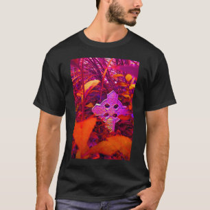 Camiseta roja de la tonalidad de la cruz céltica
