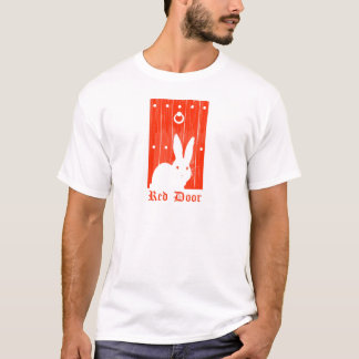 Camiseta roja del conejo de la puerta