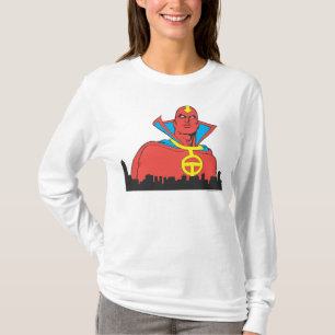 Camiseta Rojo Tornado detrás del paisaje urbano