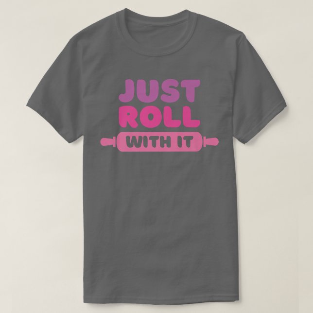 Camiseta Roll With It  Baking Joke  (Diseño del anverso)