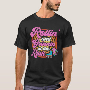 Camiseta Roller Skates Rollin y grinnin en la roda rosada