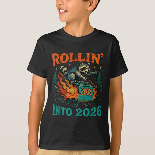 Camiseta Rollin’ Into 2026 Funny Raccoon Dumpster Fire  (Anverso)