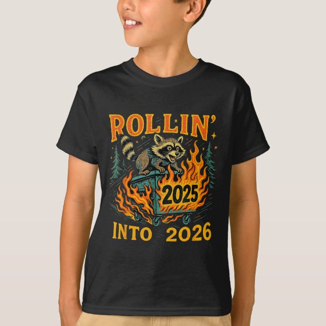 Camiseta Rollin’ Into 2026 Funny Raccoon Dumpster Fire  (Anverso)