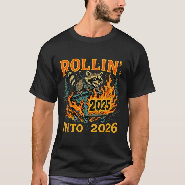 Camiseta Rollin’ Into 2026 Funny Raccoon Dumpster Fire  (Anverso)