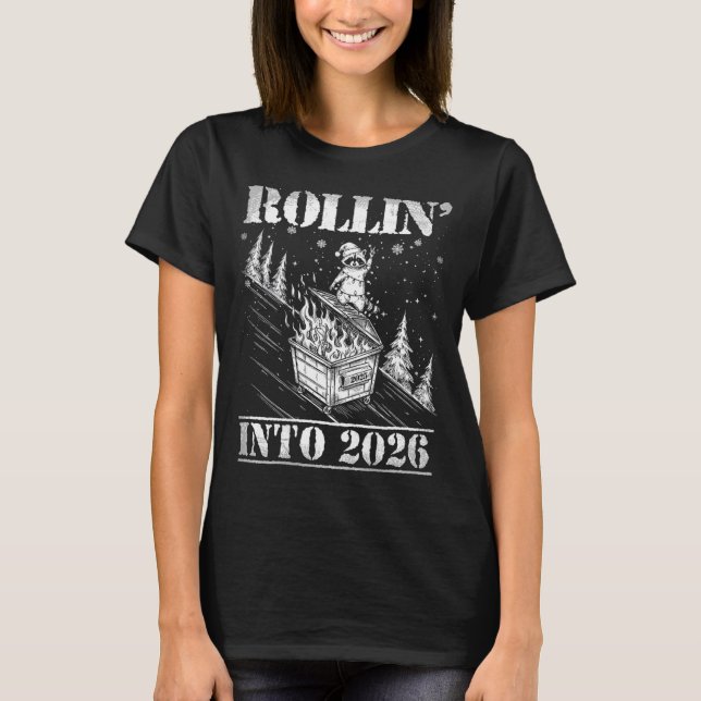 Camiseta Rollin' Into 2026 Funny Raccoon Dumpster Fire Art  (Anverso)